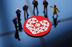 12字复盘拼多多十年:宠用户、卷商家、事必成、显失衡