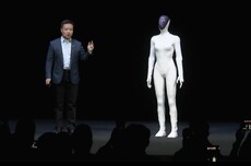 小鹏新一代人形机器人IRON亮相:首推女性形态,目标2026年规模量产