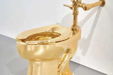 起拍价1000万美元！名为“美国”的纯金马桶将拍卖