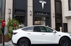 奥特曼退款加速特斯拉上新?马斯克称Roadster将具备飞行功能