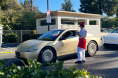 特斯拉晒出Cybercab实车，据称部分组件已进入量产状态