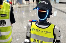 是否裁人引热议！深圳地铁启用机器人担任安检员