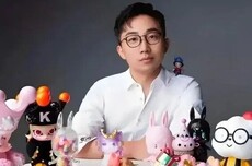 1820亿盲盒大佬,被员工直播“背刺”