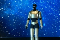 对标Optimus！前特斯拉中国高管展示首款机器人：外观更像人了