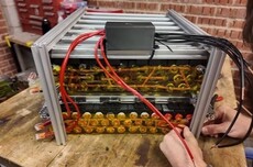 DIY大神使用500个一次性电子烟：成功为自己房屋供电！