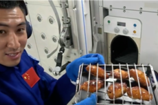 中国空间站首次迎来太空烤箱:航天员在太空吃上了烤鸡翅