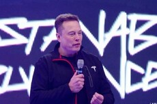 马斯克:特斯拉几乎已经准备好,让FSD车主能边发短信边开车