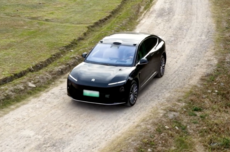 针对沙地、泥地等陷车场景,蔚来ET9“弹跳脱困模式”本月下旬上线