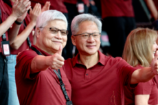 黄仁勋身着红色短袖现身台积电运动会 与魏哲家竖大拇指合影