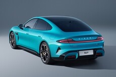 小米SU7改款配置大增 涨价万元上热搜！小米汽车客服回应