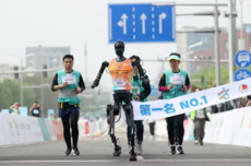 全球最大开源具身大模型！中国机器人跑完马拉松后开始学思考