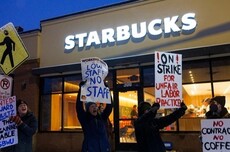 美国星巴克罢工员工：CEO坐着私人飞机到处飞 自己却买不起上班的地铁票