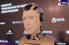俄罗斯首款国产人形机器人Aidol亮相，“走秀”中意外摔倒