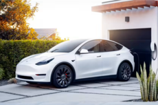 特斯拉高速上加速失控 车主:有20年驾龄 怀疑车有问题