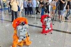 全国首家人形机器人7S店亮相光谷 7万多元起售