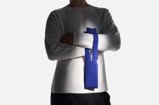 1299元被喷割韭菜！iPhone Pocket引热议 网友：以为苹果发布小折叠屏了