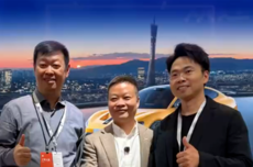 何小鹏参观小米汽车展台 胡峥楠陪同