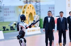 智元远征A2亮相金鸡百花电影节 为嘉宾提供活动指引、场地导航等