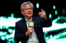 黄仁勋第三财季电话会议：驳斥AI泡沫论 对无法在华销售AI芯片失望