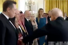 马斯克受邀参加晚宴 特朗普特意留步拍了拍他肚子