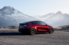 自媒体爆赞特斯拉落水自动降窗！陈震向客服求证：没听过有这个功能