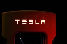 男子开特斯拉上高速突然失去动力 特斯拉售后回应故障原因前后不一