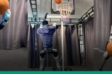 1米3宇树G1完美上篮！港科大解锁全球首个真实篮球机器人Demo