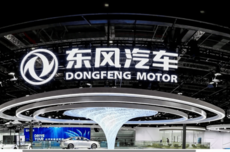 东风汽车两款人形机器人明年“上岗”：一个去工厂，一个去4S店