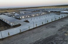 特斯拉建成其全球最大超级充电站：168个充电桩，完全离网运行