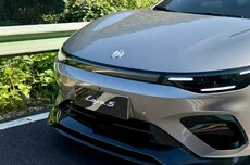 零跑Lafa 5 Ultra实车亮相，操控与颜值表现获好评