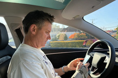 美媒實測特斯拉FSD:開車發短信,真的沒問題嗎?