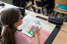 人工智能冲击显现！双一流在内的国内多所大学停招、撤销英语本科专业