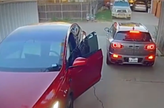 诡异！男子驾Mini Cooper外出 自己的特斯拉自动开门刮坏两车