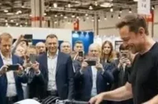 马斯克解释特斯拉不进军摩托车市场原因：安全无法保障