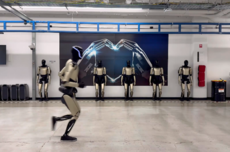 马斯克晒擎天柱跑步 出镜视频仅4秒 团队：刷新个人纪录