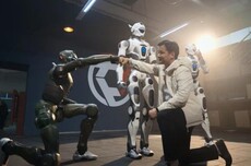 众擎全尺寸人形机器人T800发布：18万元起售，体能超90%成年男性