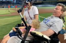 马斯克脑机接口意念控制机械臂！演示者获得钢铁之吻，理论上可控制一切