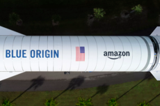 为登月做准备 蓝色起源公布“月球吸尘器”:用AI把月尘变为电池