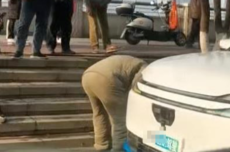 株洲一无人驾驶汽车撞倒路人 当地：交警和救护车已到现场处理