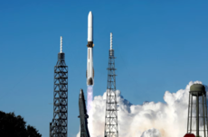 剑指2028 美媒：贝佐斯火箭公司欲抢先SpaceX登月