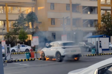 哪吒U停车场充电起火自燃，底盘电池往外狂喷火