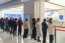 华为Mate 80系列首销再现门店抢购潮，鸿蒙6为全球操作系统带来“中国方案”
