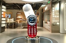 男子定制2米高摩托罗拉手机：精准还原V70 可正常通话