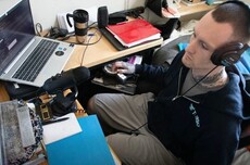 这届囚犯太卷了！美国小哥边坐牢边上班，工资比你还高，还在老家买房了…