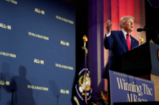 美媒曝特朗普统一AI监管内幕:硅谷施压白宫,黄仁勋警告美国输掉竞争