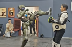 太残暴了!众擎T800人形机器人一脚把自家CEO踹翻在地