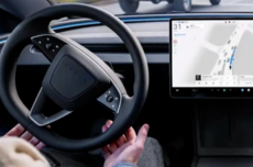 真自动驾驶!车主实测特斯拉FSD V14 全程玩手机没任何提示