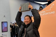 全球首个三星三折叠屏消费者诞生：42岁 严寒中排队将近24小时