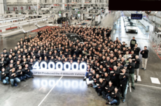 特斯拉上海超级工厂第400万辆整车下线：星光金Model Y L