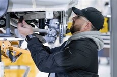 法拉第未来晒FX Super One工厂组装现场 网友：纯手搓 草台班子